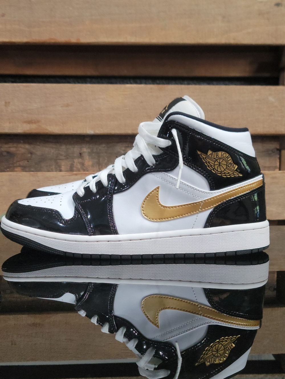Nike Air Jordan 1 Mid SE "Patent Black White Gold" Mens 9 Ships Today - Picture 3 of 16